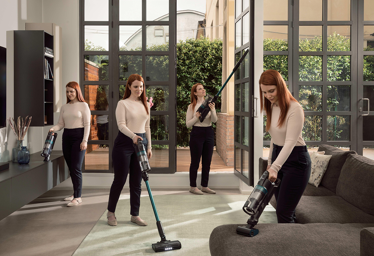 Παρουσιάζεαι μια γυναίκα α καθρίζει ευχάριστα κάθε γωνία του σπιτιού της.